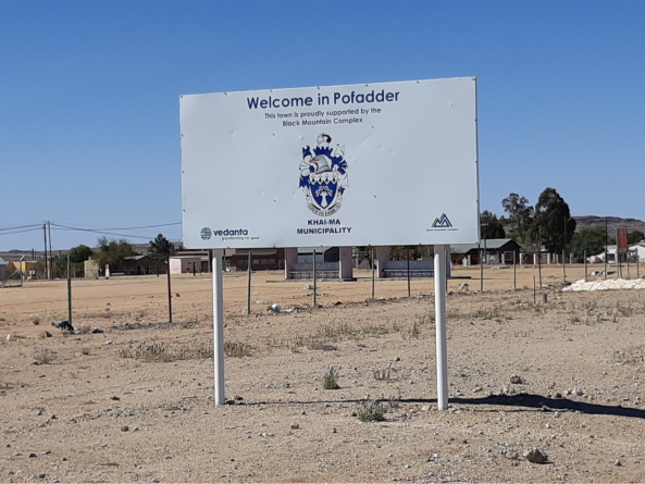 A road sign reading "Welcome in Pofadder"